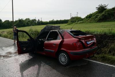 PKW brennt voellig aus in Leonberg